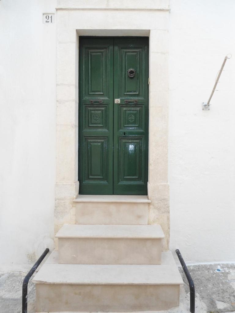 Casa Josephina - Three Level Stone Home With Balcony, 2 Roof Terraces & Sea Views 奥斯图尼 外观 照片